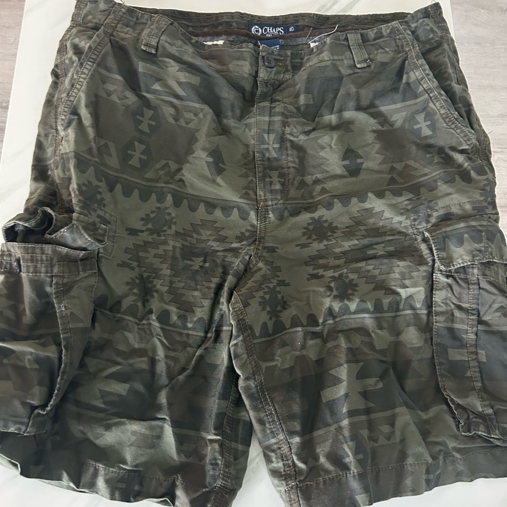 Chaps Men's Green Patterned Cargo Shorts size 40